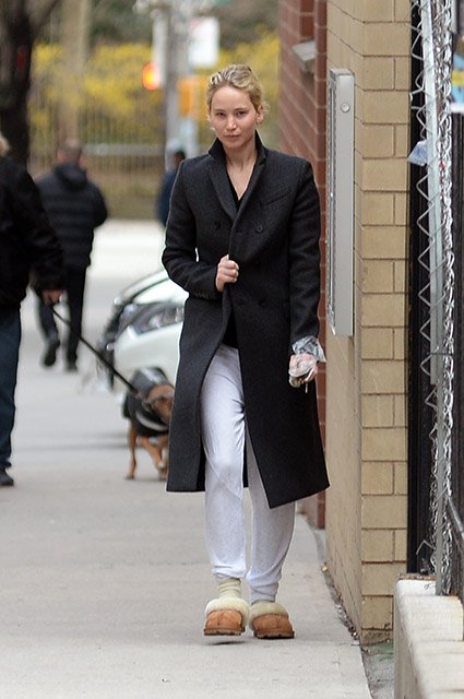 Дженнифер Лоуренс появилась на улице в Нью-Йорке без капли макияжа и в тапочках