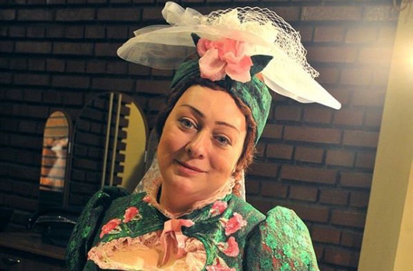 Мария Аронова извинилась перед зрителями за задержку спектакля