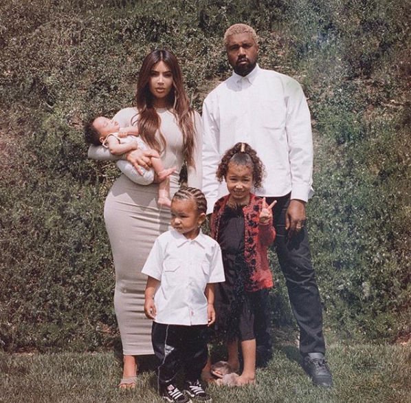Ким Кардашьян восхитила семейным фото