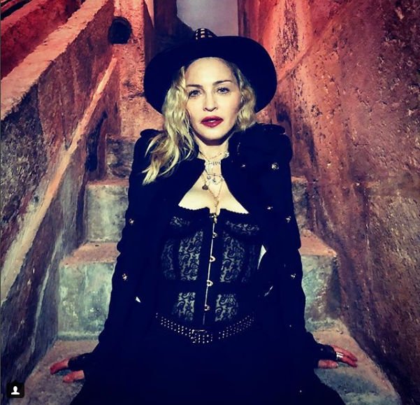 Мадонна продемонстрировала роскошные формы в кружевном корсете