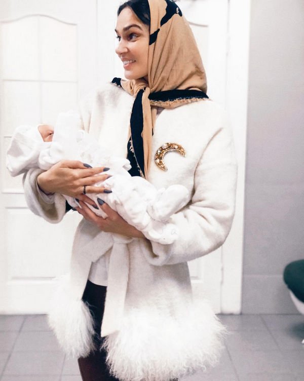 Алена Водонаева поделилась снимком с новорожденным малышом