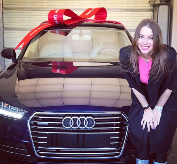 Дмитрий Дибров купил жене дорогой автомобиль