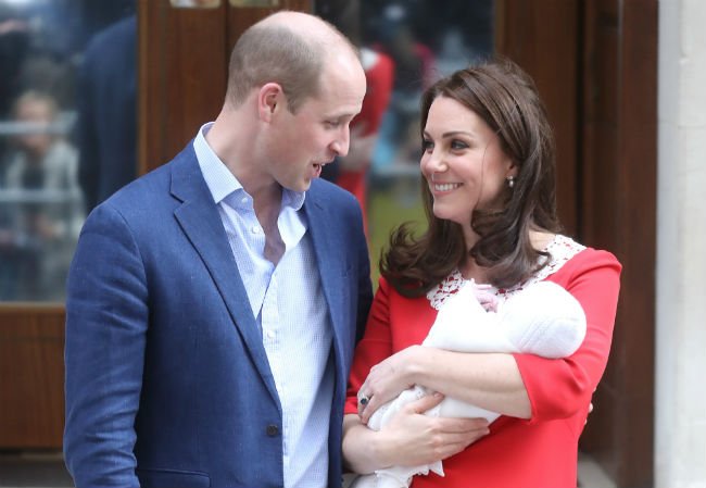 В сети появились первые фото новорожденного малыша Кейт Миддлтон и принца Уильяма