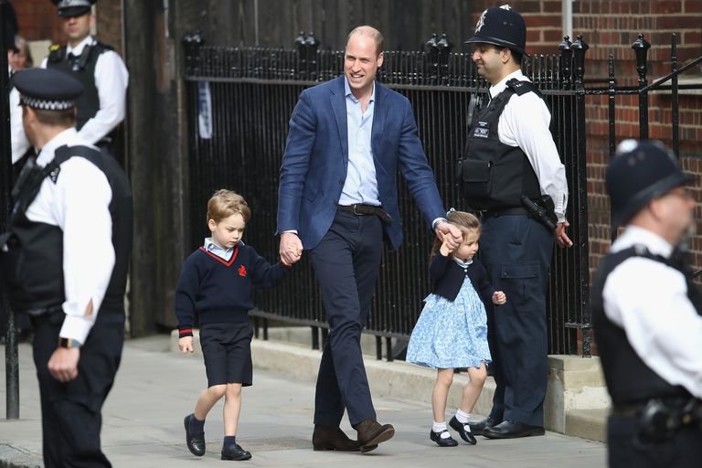 В сети появились первые фото новорожденного малыша Кейт Миддлтон и принца Уильяма