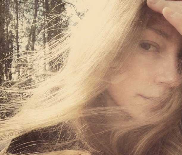 Светлана Ходченкова обновила Инстаграм фотографией без грамм макияжа