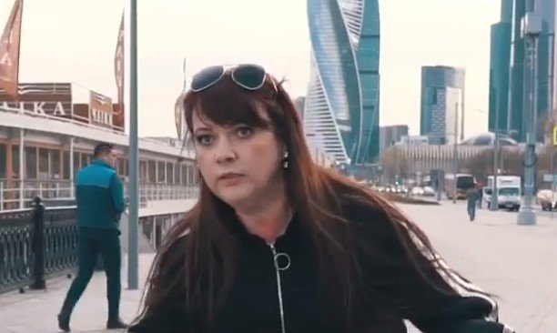 Ольга Картункова прокатилась по Москве на велосипеде