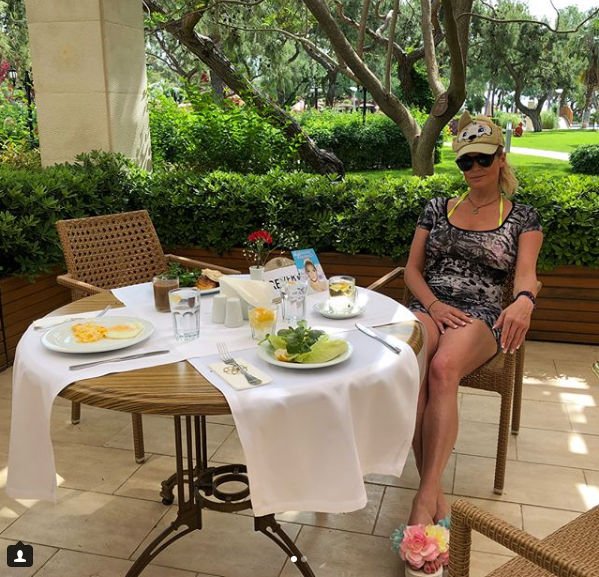 Анастасия Волочкова на отдыхе расслабилась и набрала лишний вес