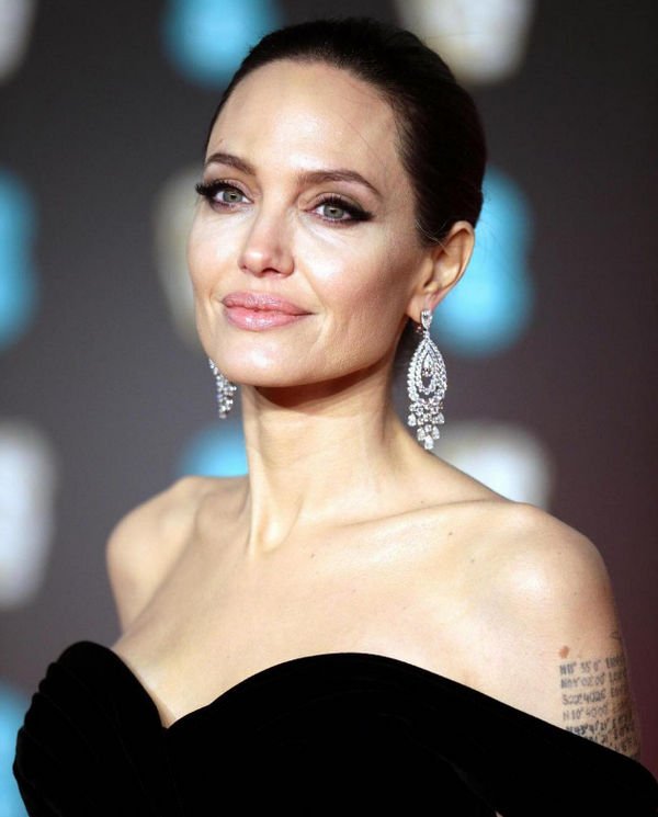 Анджелина Джоли ищет встречи с молодым коллегой