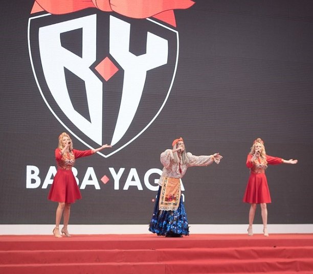 Русская Баба Яга со своими внучками Катей и Волгой Король произвели фурор на выставке в Китае