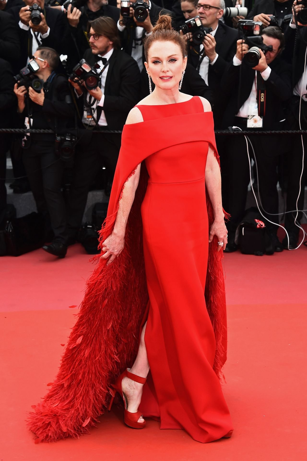 Джулианна Мур в роскошном алом наряде на дорожке Каннского кинофестиваля