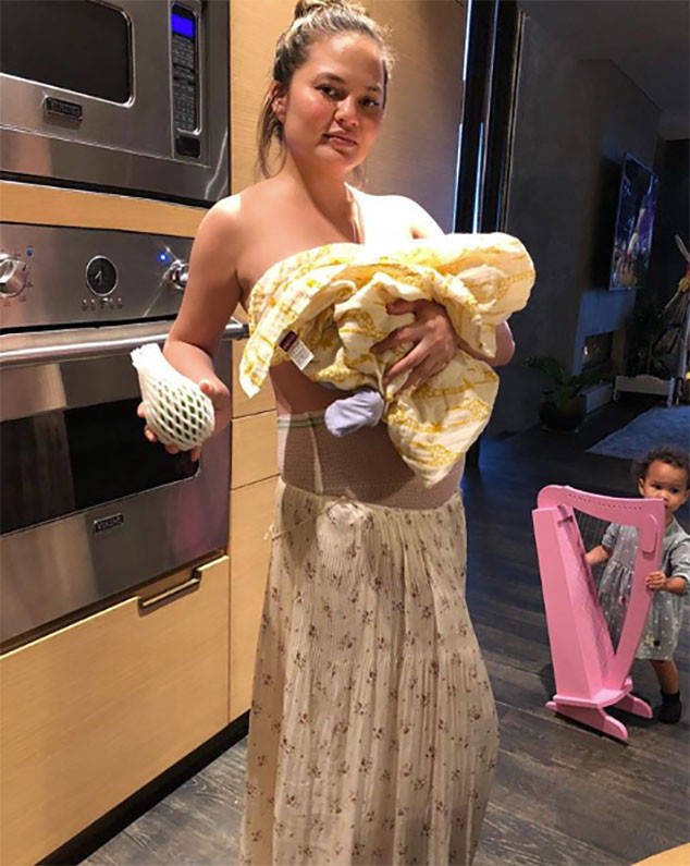 Крисси Тейген впервые показала снимок новорожденного сына