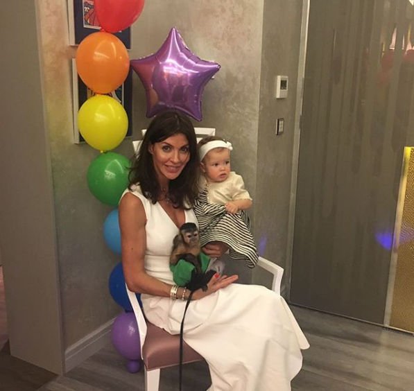 Алиса Аршавина опубликовала редкие фото супруга с дочкой