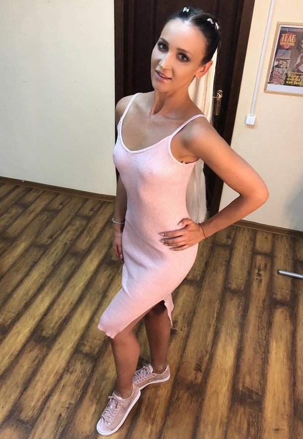 Певица Ольга Бузова подчеркнула маленькую грудь, надев платье без нижнего белья