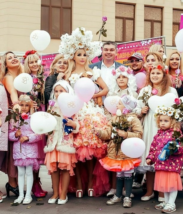 Русская Барби Татьяна Тузова с размахом отпраздновала «Международный день блондинок»