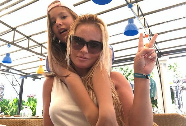 Дана Борисова с дочкой отправилась за границу