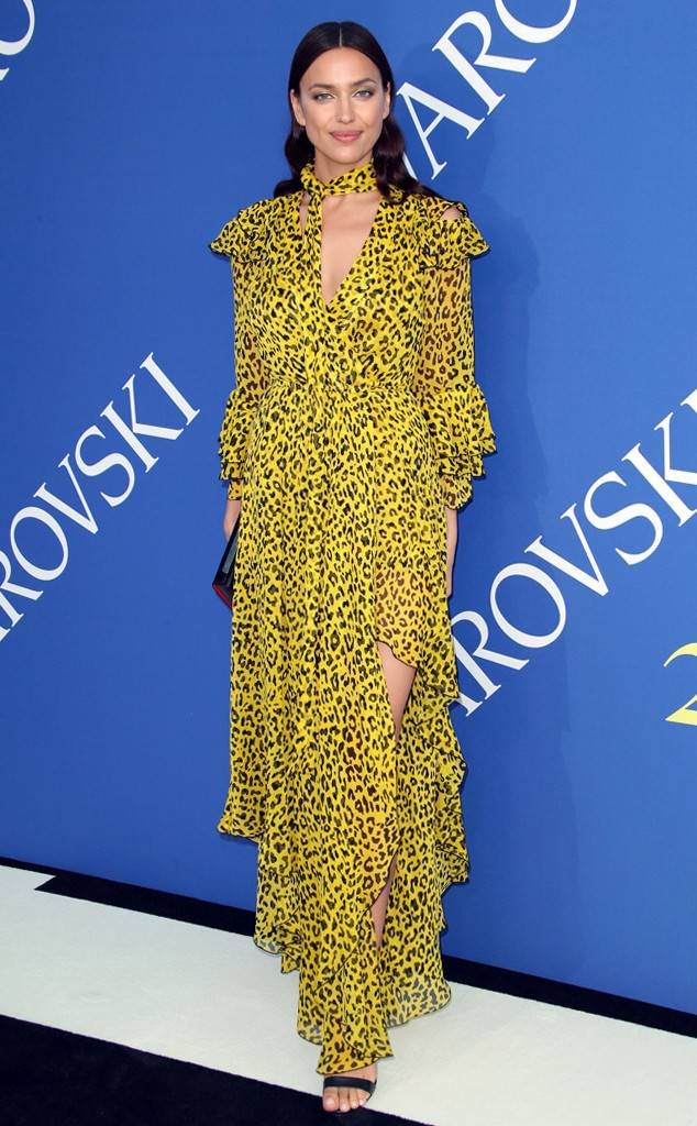 Ирина Шейк показала декольте в невероятном леопардовом платье