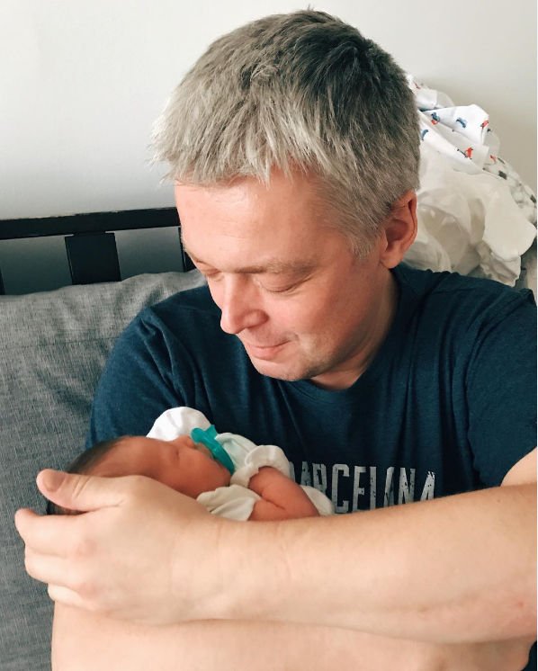 Фотография Александра Стриженова с новорожденным внуком растрогала поклонников