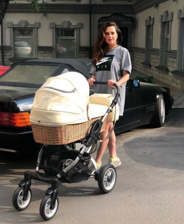 Мария Шумакова удивила снимком с новорожденным ребенком в коляске