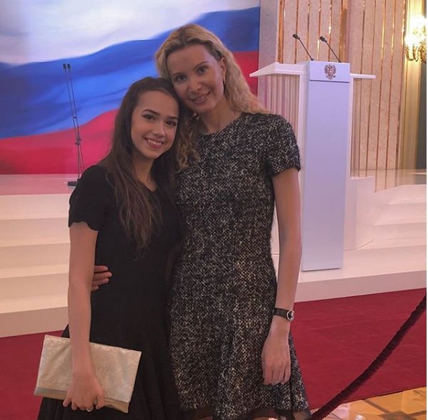 Алина Загитова сделала родителям невероятный подарок, вручив ключи от квартиры за 8 миллионов