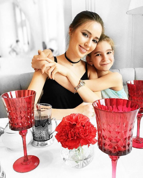 Анастасия Костенко в день рождения младшей сестры выложила совместное фото с ней
