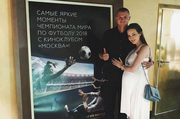 Дмитрий Тарасов с беременной женой вышел в свет