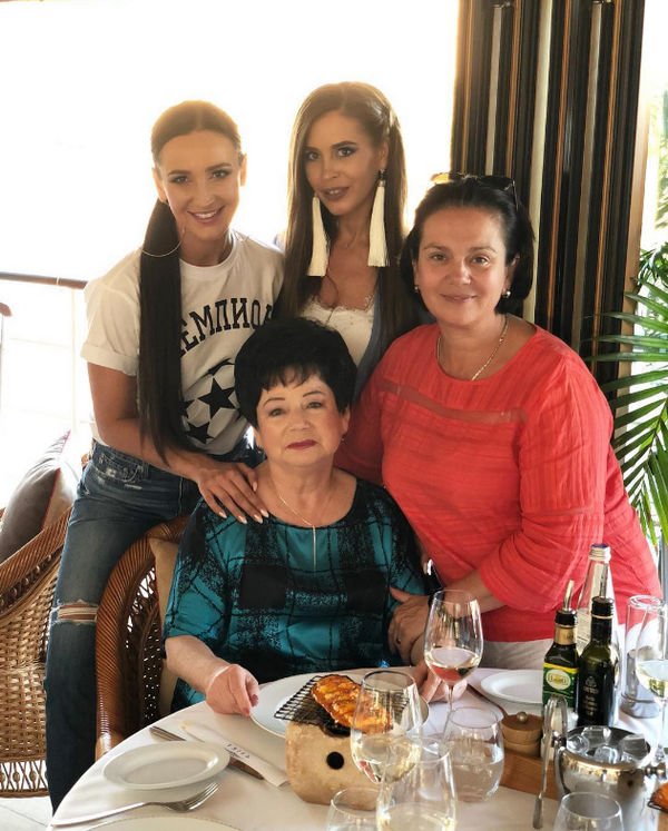 Ольга Бухова в выходные встретилась с семьей