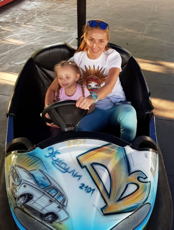 Татьяна Навка повеселилась в парке аттракционов вместе с дочерью
