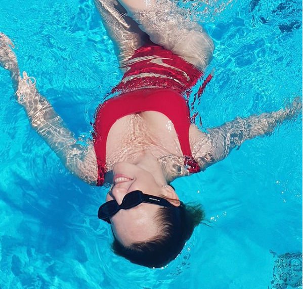 Альбина Джанабаева показала стройную фигуру в красном купальнике