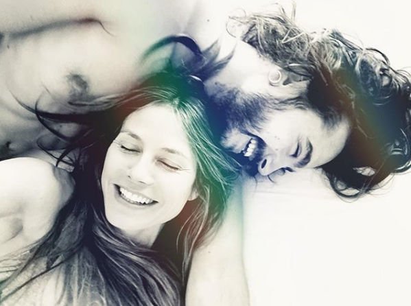 Хайди Клум поделилась эротичным снимком из кровати с молодым избранником