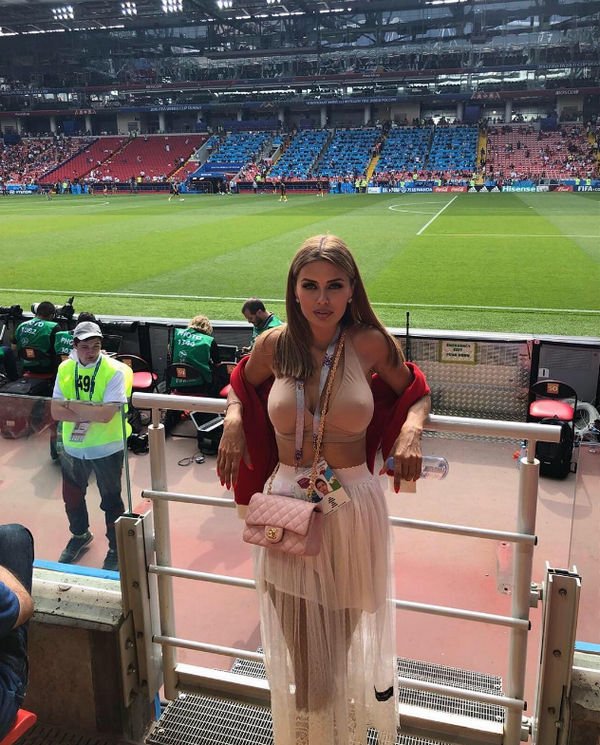 Виктория Боня привела в ярость фанатов, продемонстрировав грудь на футбольном матче