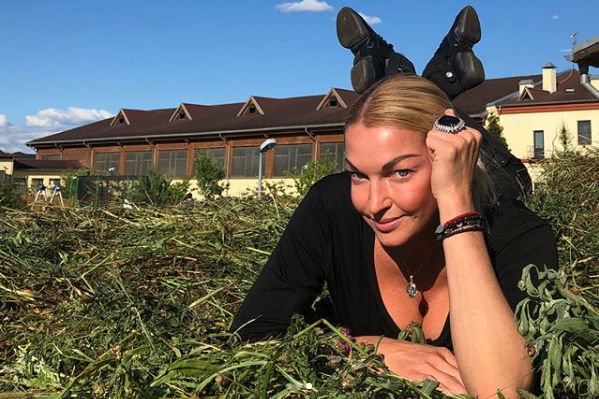 Анастасия Волочкова выбирает для своих шпагатов все более странные места