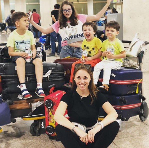 Полина Диброва с детьми с трудом прошла паспортный контроль