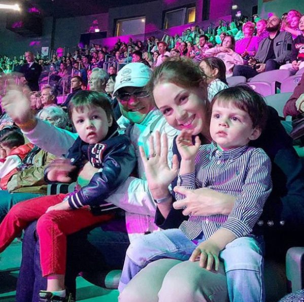 Полина Диброва с детьми с трудом прошла паспортный контроль