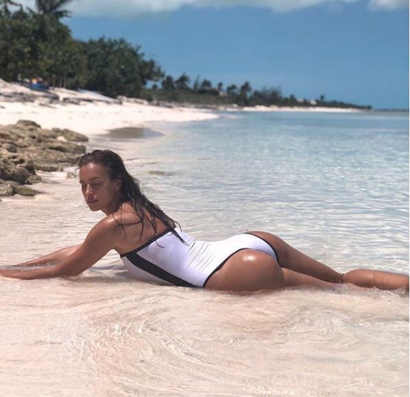 Ирина Шейк решилась на обнаженное фото на пляже