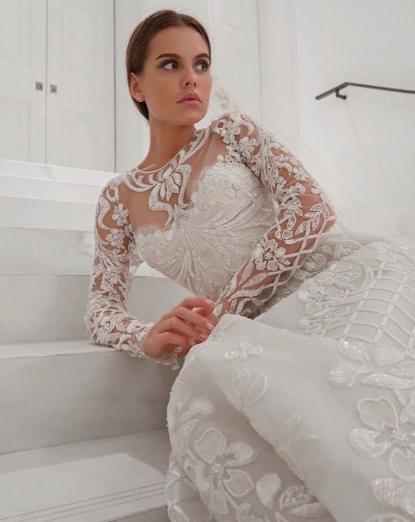 Дарья Клюкина поделилась снимками в свадебных платьях