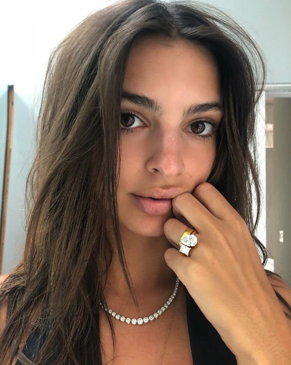 Эмили Ратаковски впервые похвасталась своим помолвочным кольцом
