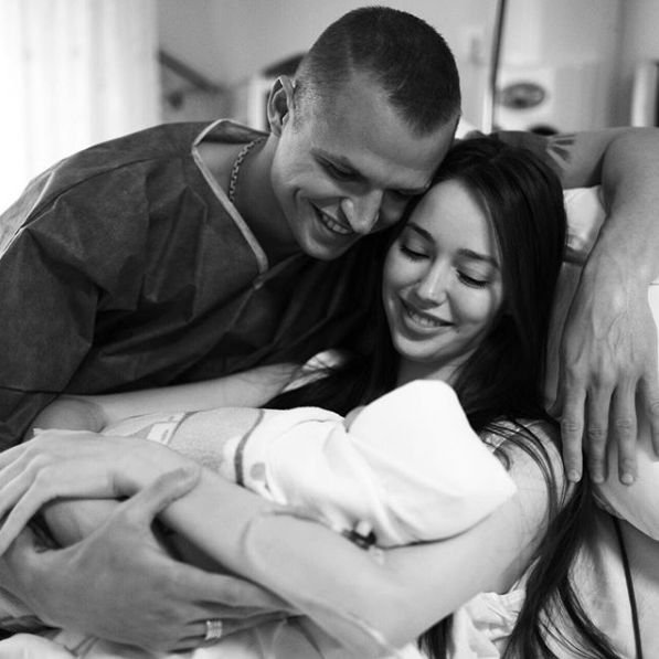 Дмитрий Тарасов встретил супругу и новорожденную дочку из роддома