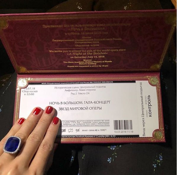 Ксения Собчак показала кольцо, на которое можно было бы купить элитную квартиру