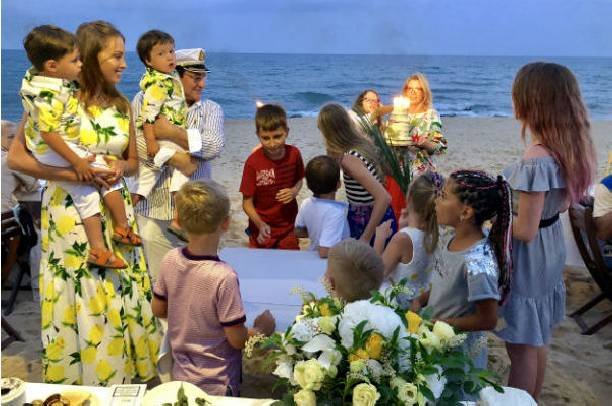 Полина Диброва закатила шумную вечеринку на пляже Испании