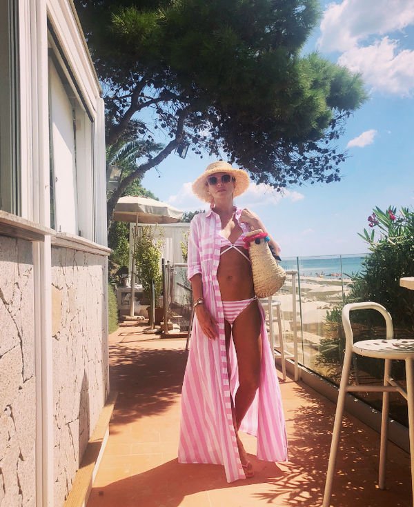 Татьяна Навка поделилась снимком в розовом бикини