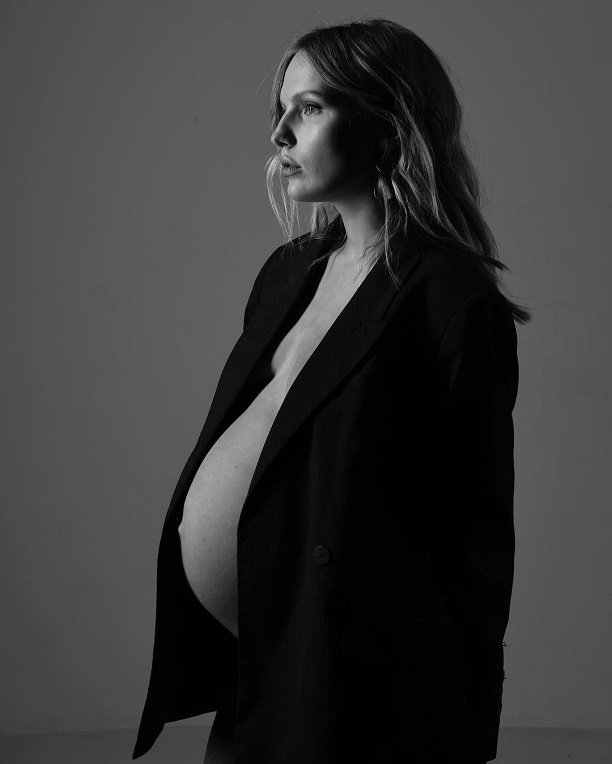 Актриса  Маруся Фомина снялась обнаженной на последнем месяце беременности