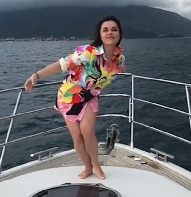 Певица Наташа Королева восхитила стройными ногами на яхте