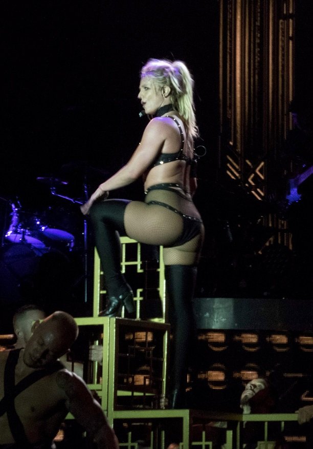 У Бритни Спирс во время концерта между ног лопнули колготки