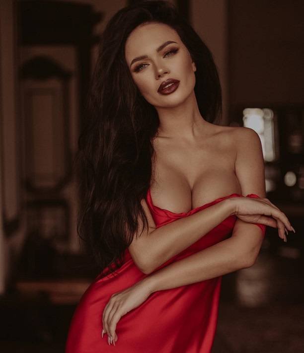 Красотка Яна Кошкина обнажилась в сексуальной фотосессии