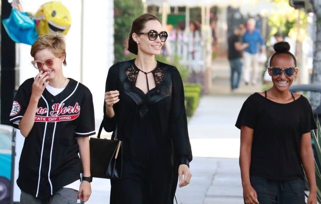Фотографы подловили Анджелину Джоли во время шопинга с дочерьми