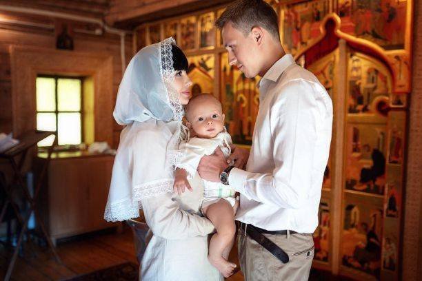Нелли Ермолаева впервые провела обряд крещения сына и показала его лицо