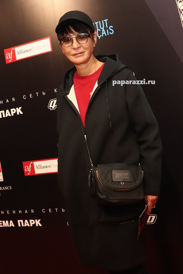 Ирина Хакамада отличилась необычным нарядом на премьере фильма