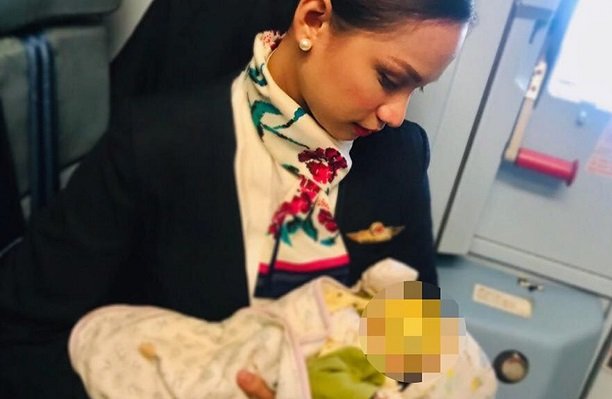 Стюардесса накормила грудью голодного малыша незнакомой женщины