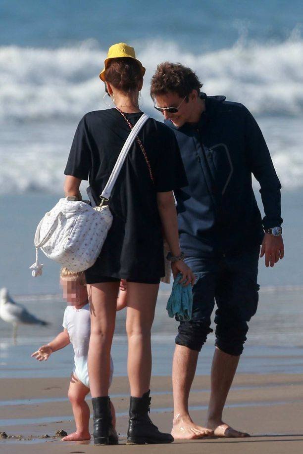 Ирина Шейк и Брэдли Купер отдохнули с дочкой на пляже