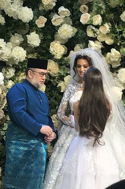 «Мисс Москва - 2015» Оксана Воеводина и король Малайзии сыграли свадьбу: первые фото торжества